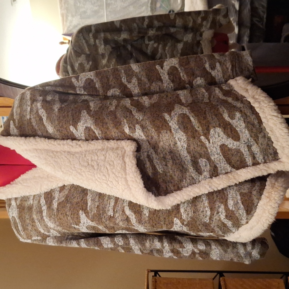 Derek Heart Camo Shrug
